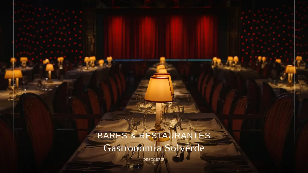 Página Bares & Restaurantes do Casino Vilamoura no site do Grupo Solverde, com uma sala de jantar posta frente ao palco